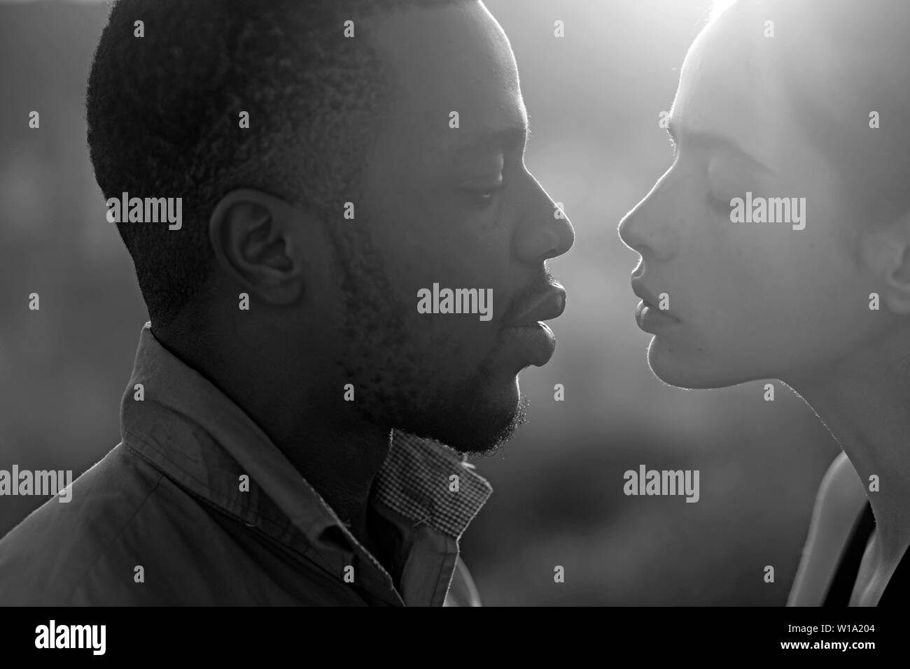 Frau und afrikanische amerikanische Mann bereit zu küssen, Sommerurlaub Stockfoto