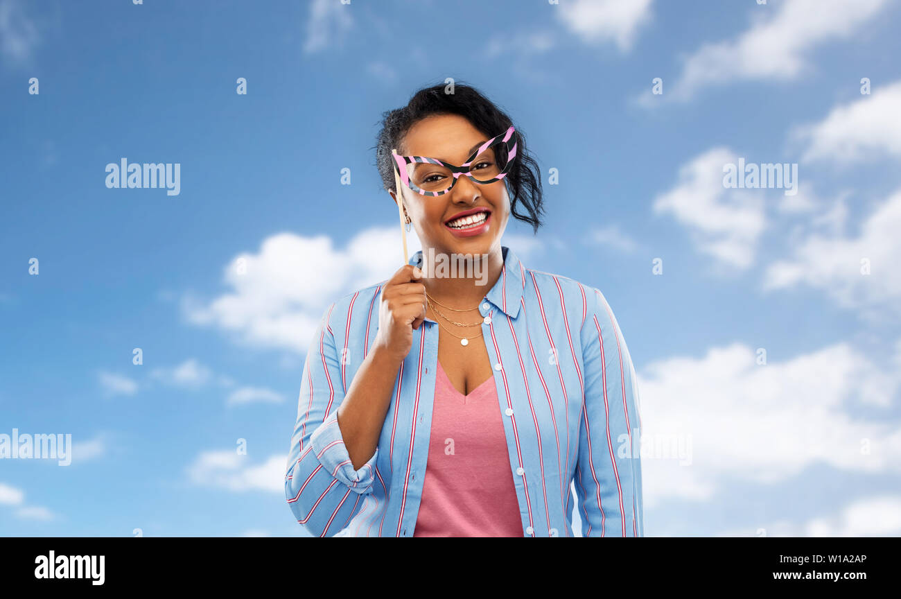 Glückliche afroamerikanische Frau mit großen Gläsern Stockfoto