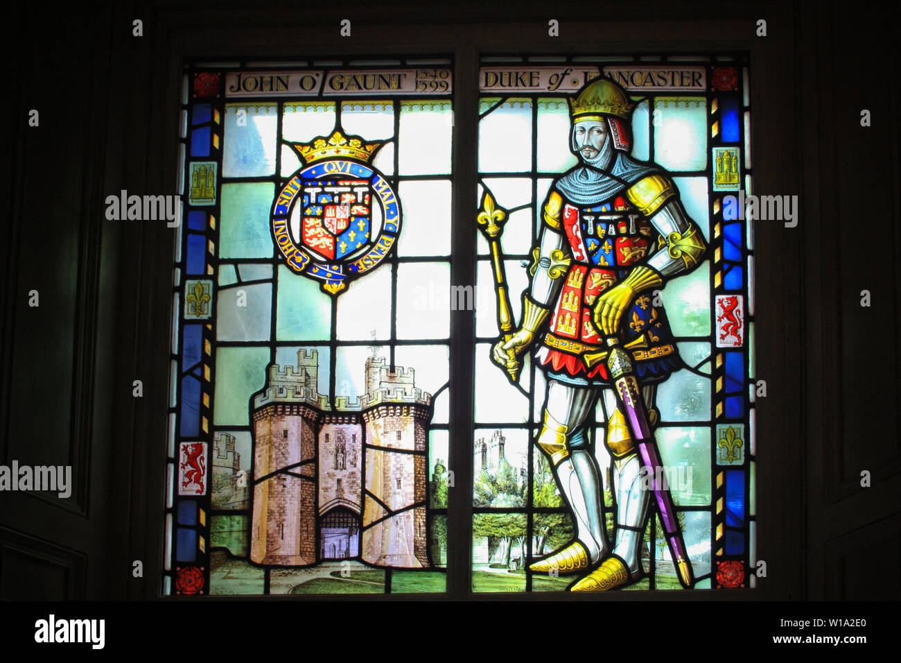 Eine bunte commemorative Glasfenster des Ritters John Gaunt, Herzog von Lancaster mit dem Bildnis der Stadt und seine Burg. Britische mittelalterliche Art.-Nr. Stockfoto