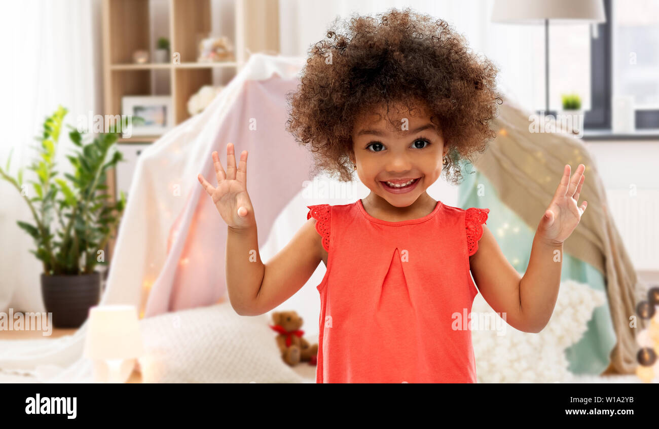 Glückliche kleine afrikanische amerikanische Mädchen zu Hause Stockfoto