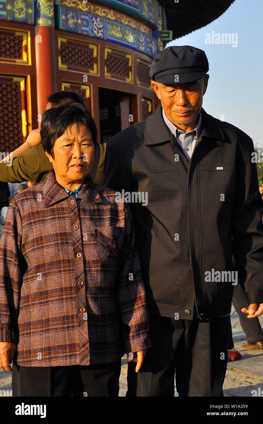 Ein altes chinesisches Paar besuchen Sie den Himmelstempel in Peking, China Stockfoto