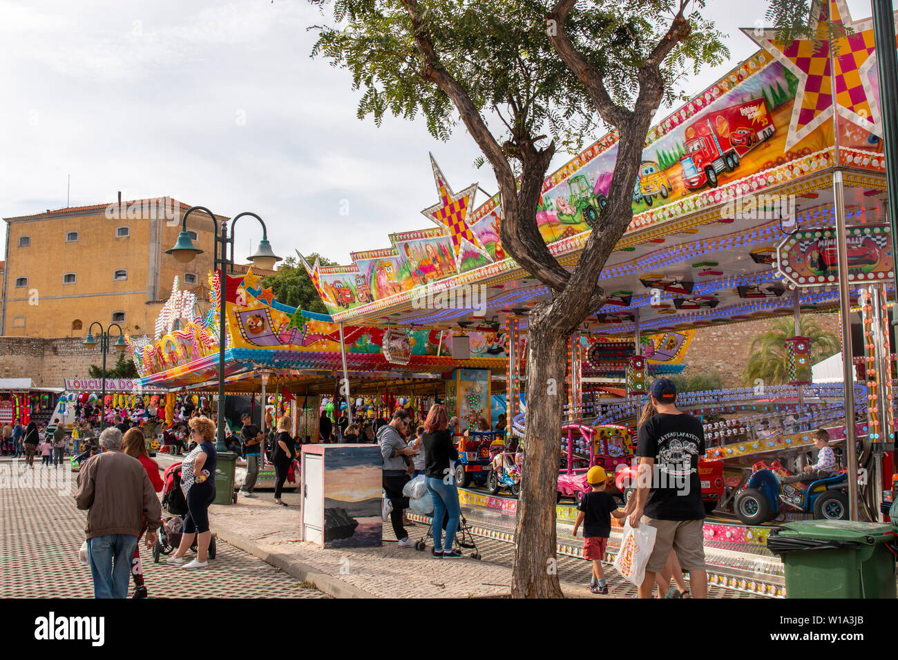 FARO, PORTUGAL - Oktober 2018: Kirmes event Santa Iria mit Spielen, Street Food, Fähre, Räder, Autoscooter und viele verschiedene Aktivitäten. Stockfoto