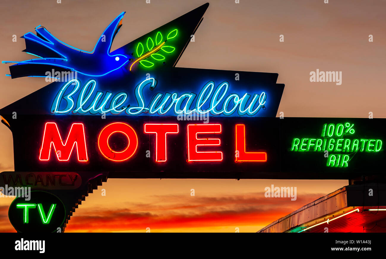 Blaue Schwalbe motel Leuchtreklame bei Sonnenuntergang auf der historischen Route 66, Santa Fe, New Mexico, USA Stockfoto