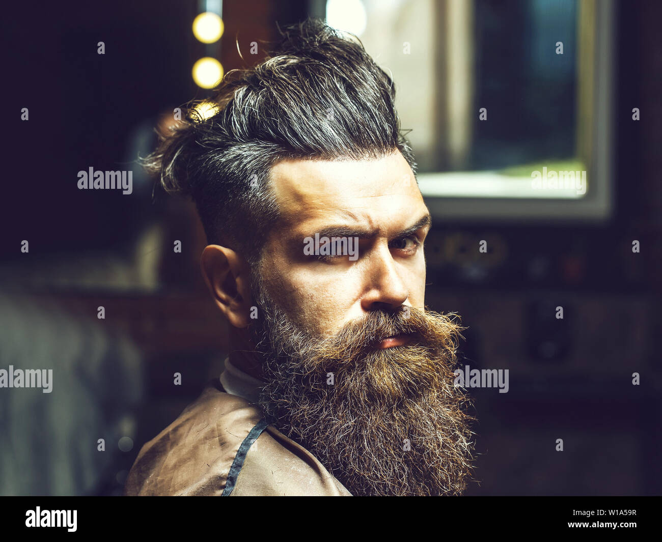 Hipster mit modischen Haarschnitt Stockfoto