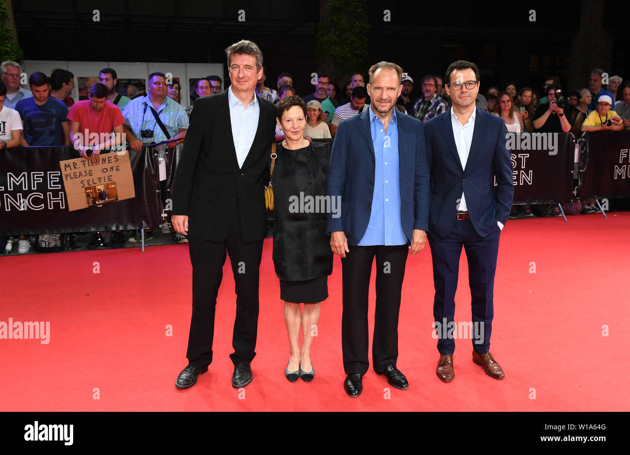 München, Deutschland. 01. Juli, 2019. Tobias Lehmann, CEO von Alamode Film (L-R) der Hersteller Gabriellle Tana, der Schauspieler Ralph Fiennes und Alamode Film Gründer Fabien Arséguel stand vor der Präsentation der CineMerit Award auf dem roten Teppich des Gasteig auf dem Filmfest München, das vom 27.06.2019 bis 06.07.2019. Credit: Felix Hörhager/dpa/Alamy leben Nachrichten Stockfoto