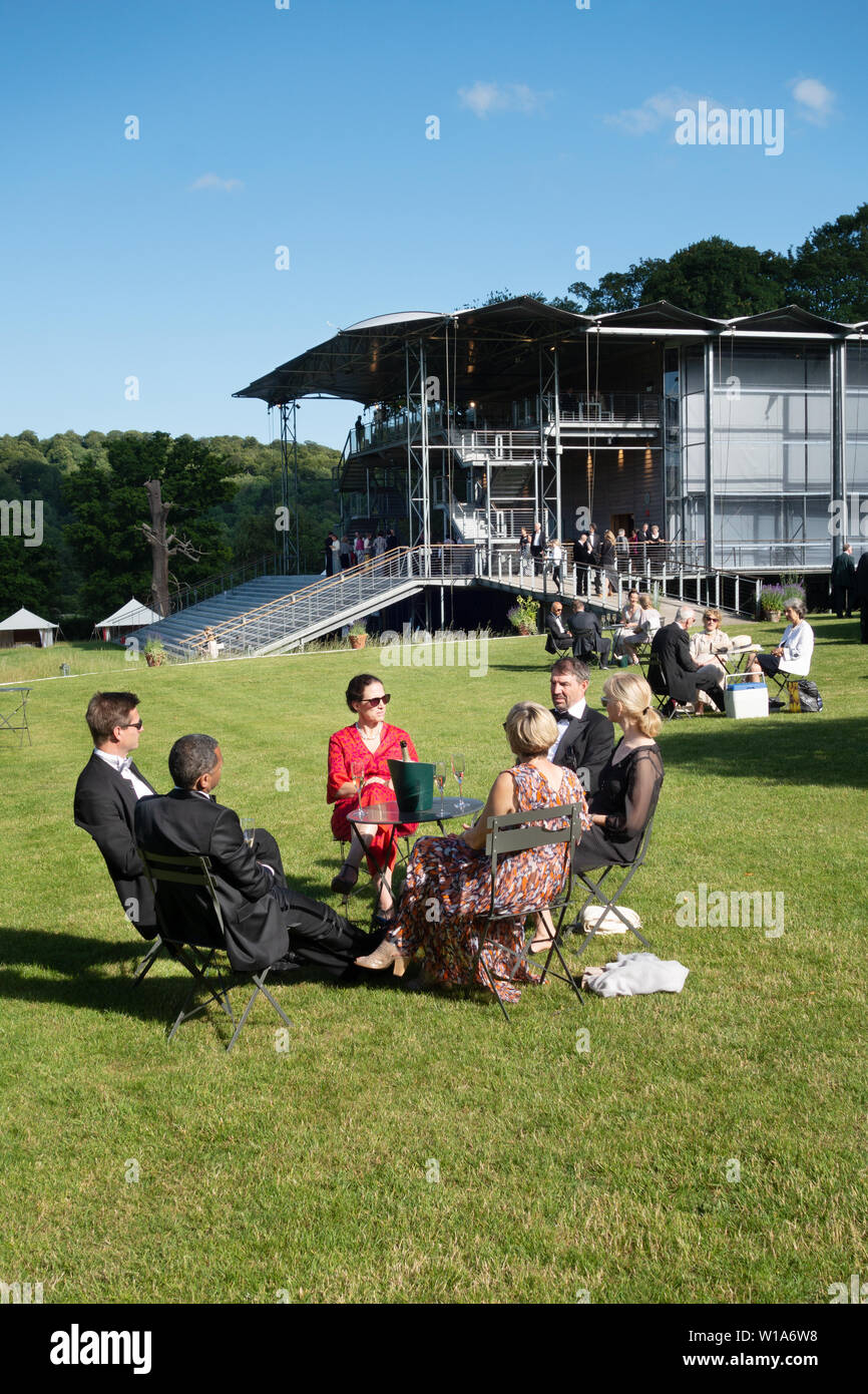 Garsington Opera UK; die Leute draußen sitzen trinken Champagner und genießen den Sommer Sonnenschein, Garsington Opera, Wormsley Immobilien England Großbritannien Stockfoto