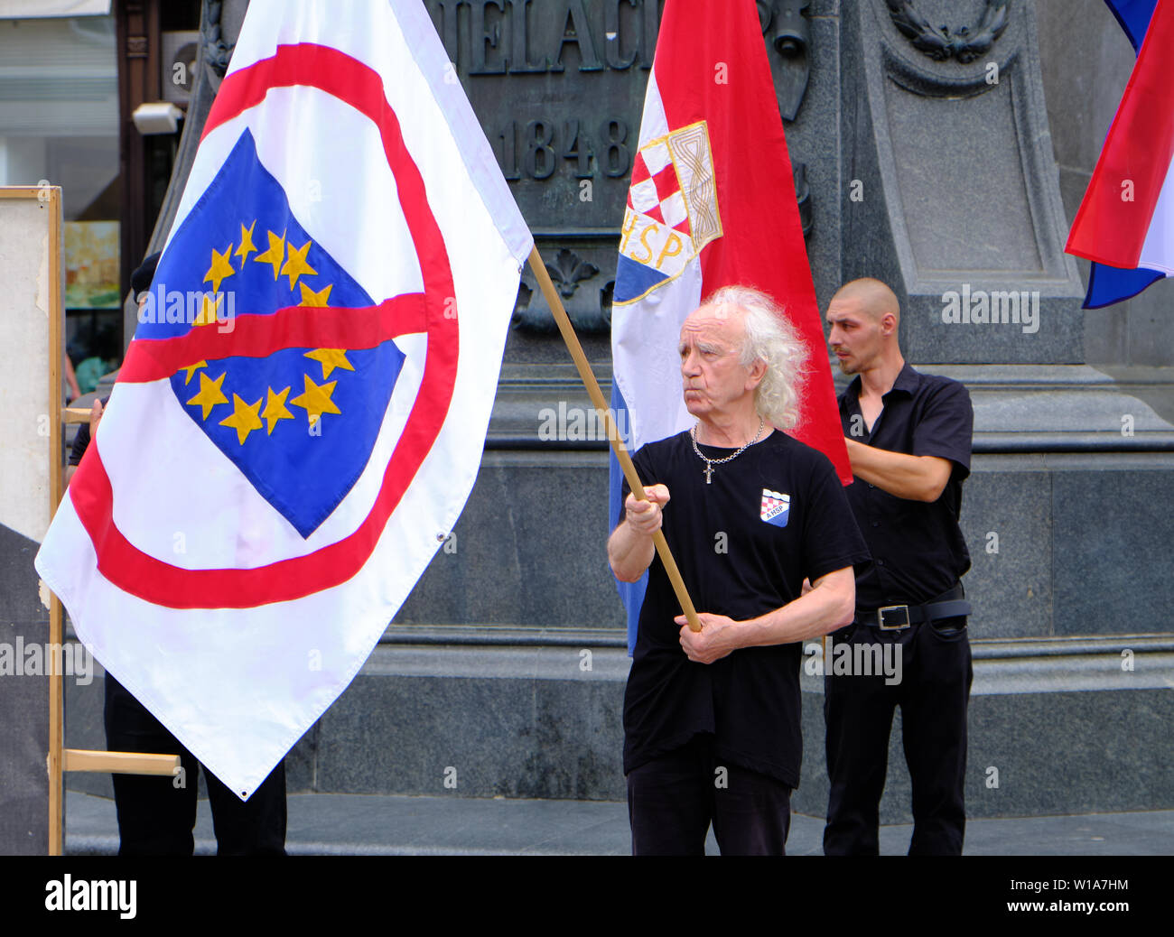Zagreb, Kroatien, 23. Juni 2019: Rechtsgerichtete politische Demonstrant tragen HSP T-Shirt winkt eine Fahne der Europäischen Union Stockfoto