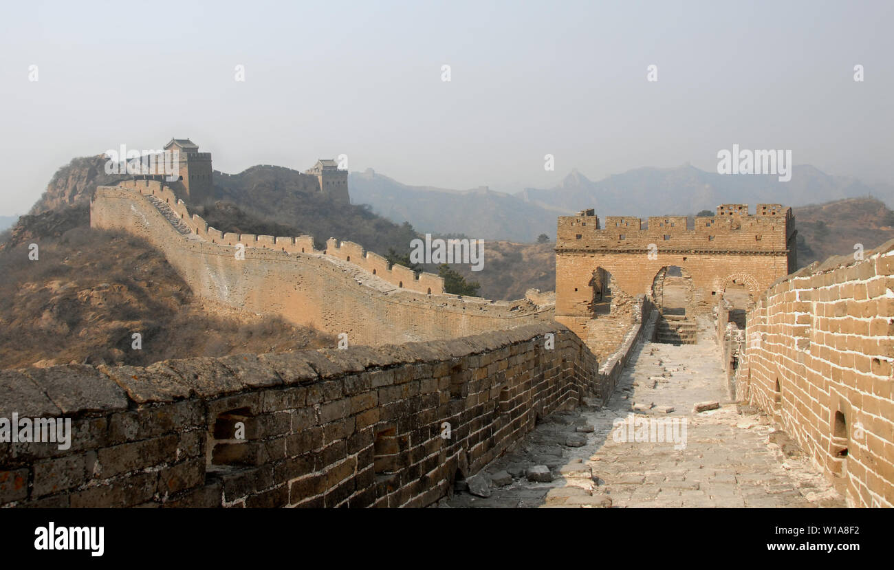 Die Große Mauer in China. Dieser Abschnitt der Großen Mauer ist Jinshanling, einer wilden Teil mit herrlicher Aussicht. Die Große Mauer in China in der Nähe von Beijing. UNESCO. Stockfoto