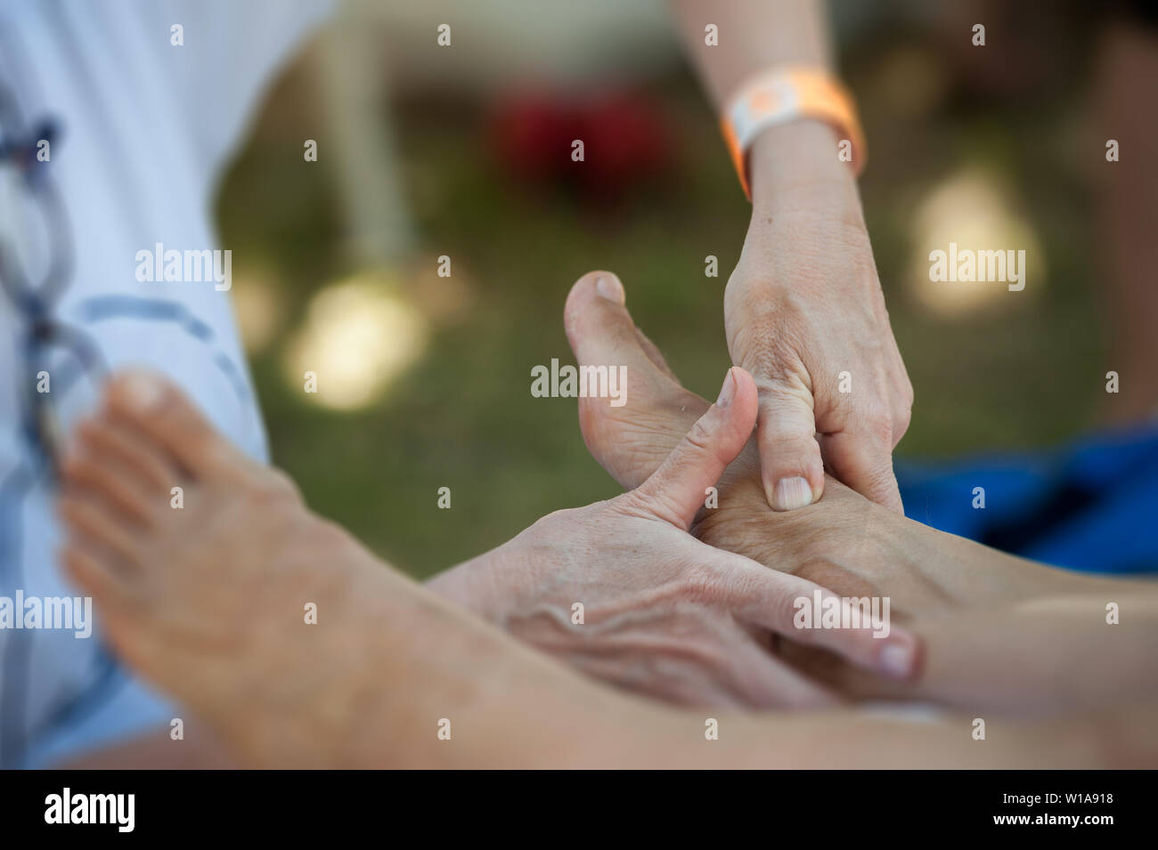 Die Massage Therapeut, die während einer Sitzung von plantar Reflexzonenmassage Stockfoto