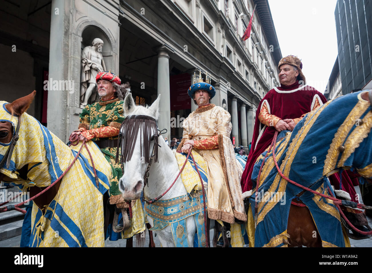 Florenz, Toskana, Italien - 6. Januar 2018: die Drei Weisen zu Pferd im Hof der Uffizien, während der historischen Städte von Th Stockfoto