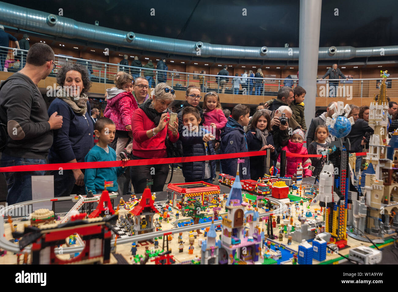 Florenz, Italien - 11. November 2017: Besucher des 'Florenz Ziegel Festival' bewundert ein Modell komplett aus Kunststoff mit Lego Steinen gebaut. Stockfoto