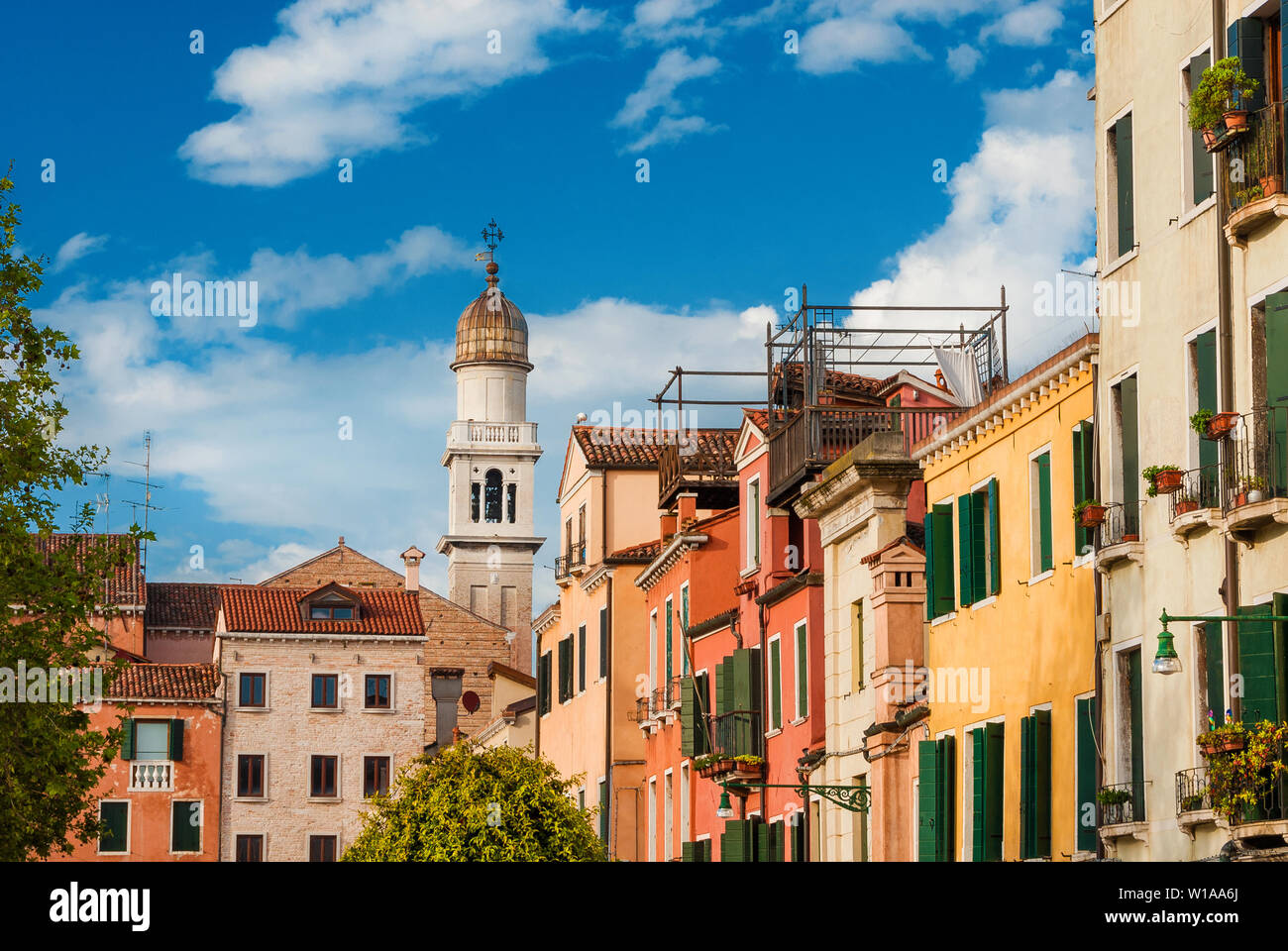 Historischen Zentrum von Venedig schönen und charakteristischen alten venezianischen Häuser mit Turm der Kirche Stockfoto