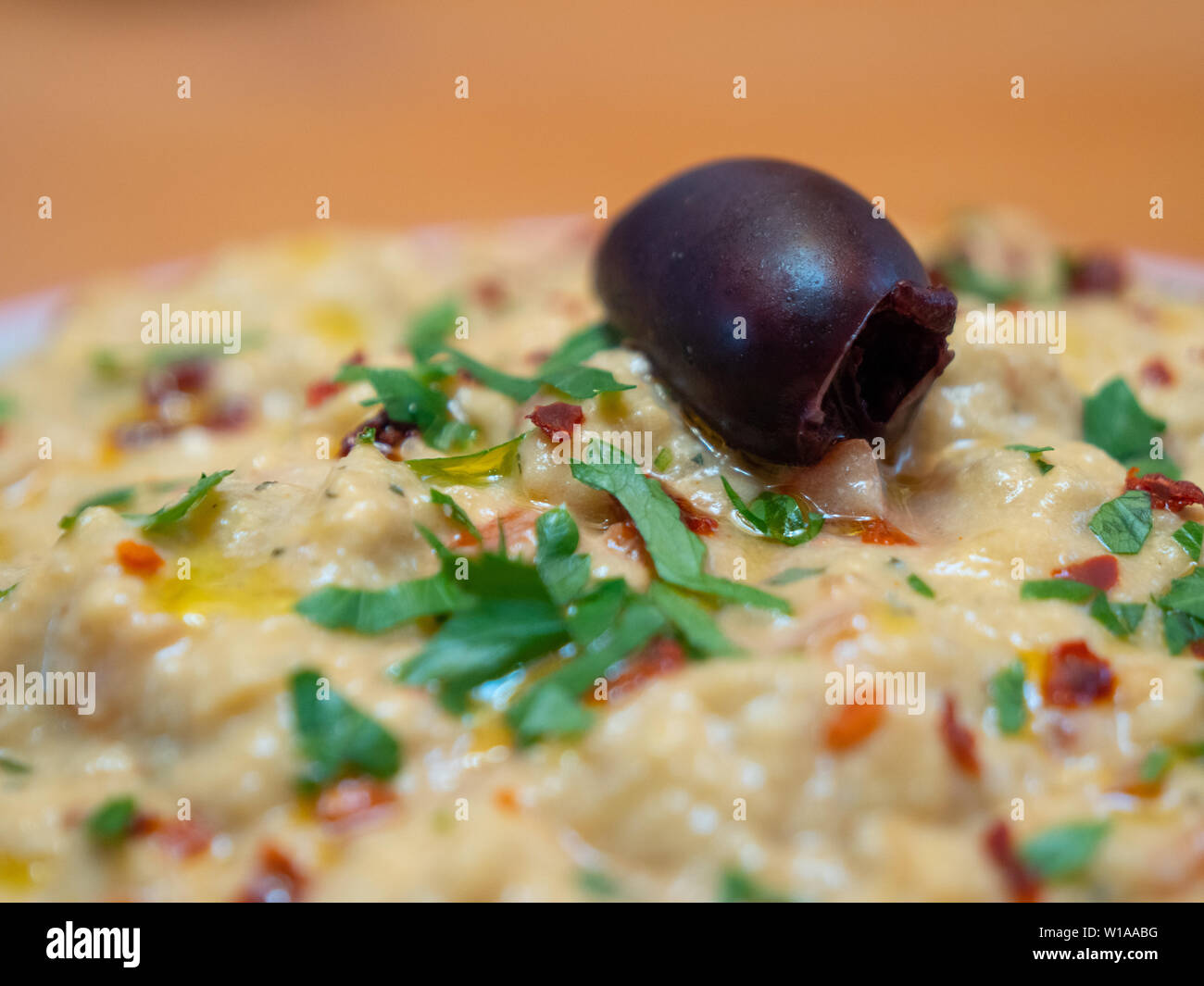 Babaganoush - Meze oder Türkische Vorspeisen Close Up - Auberginen Paste - garniert mit Olivenöl, Pfeffer Flocken und Petersilie Stockfoto