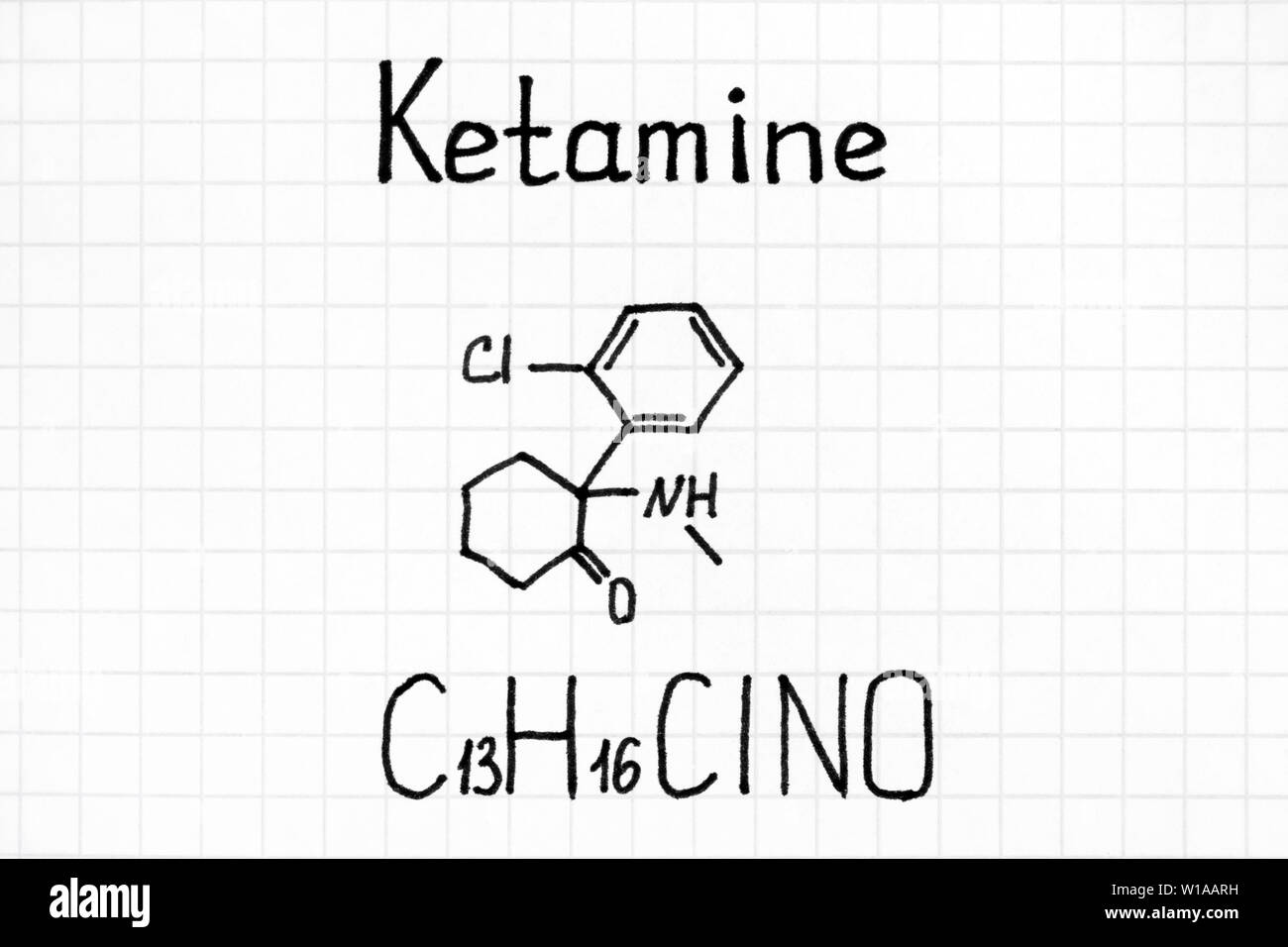 Handschrift chemische Formel von Ketamin. Close Up. Stockfoto