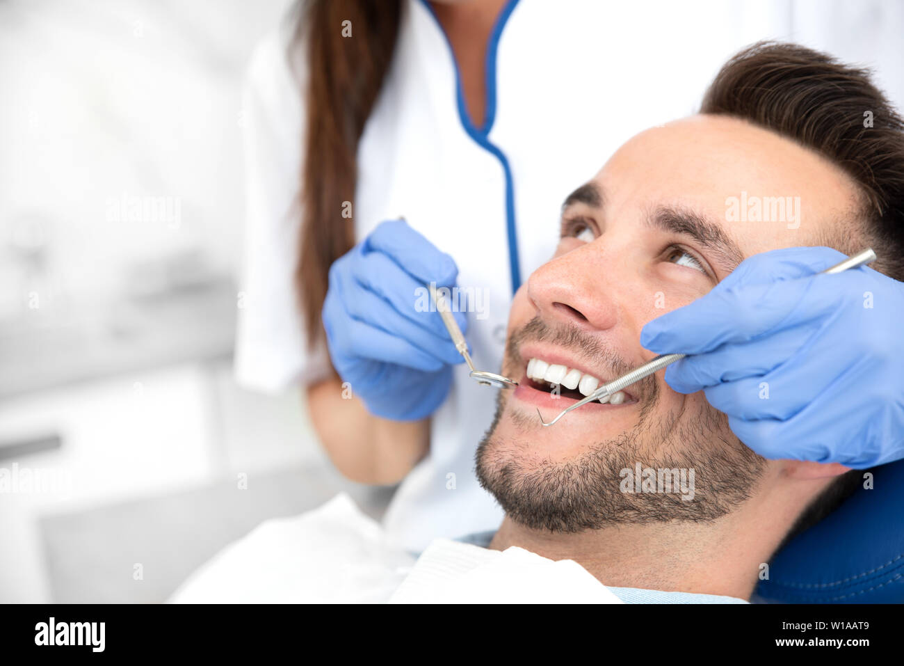 Mann, der Zähne Zahnärzte untersucht. Übersicht von Karies Vorbeugung Stockfoto