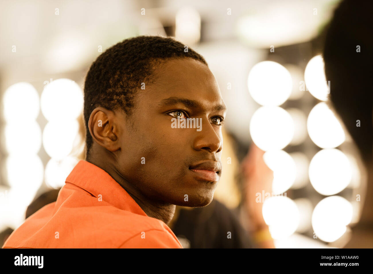 Berlin, Deutschland. 1. Juli 2019. Ein Modell bereitet im Backstage während der Fashion Week Berlin Frühjahr/Sommer 2020 in Berlin, Deutschland, am 1. Juli 2019. Credit: Binh Truong/Xinhua/Alamy leben Nachrichten Stockfoto