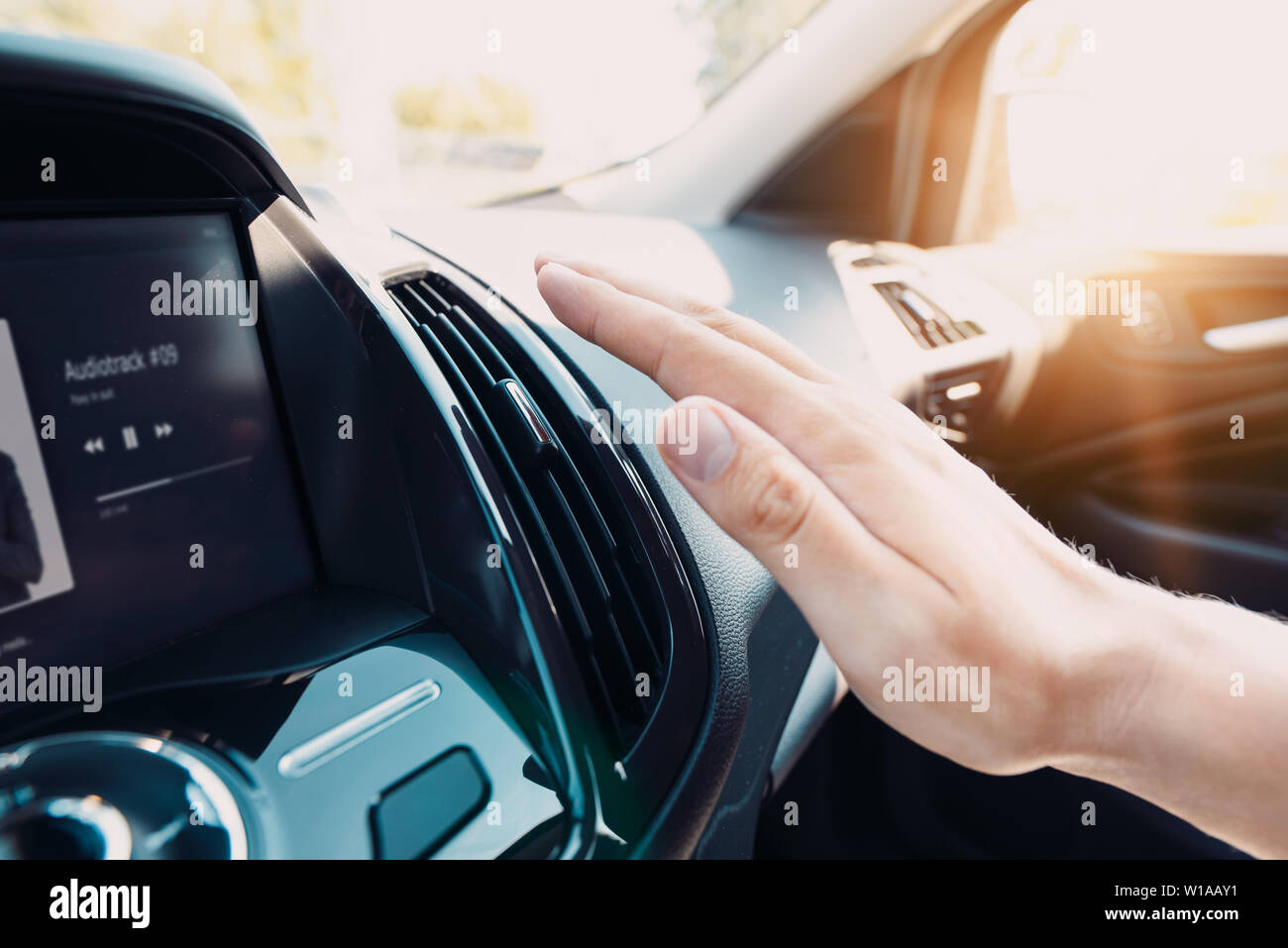 Hand Prüfen der Klimaanlage im Auto. Das Kühlsystem im Auto Stockfoto