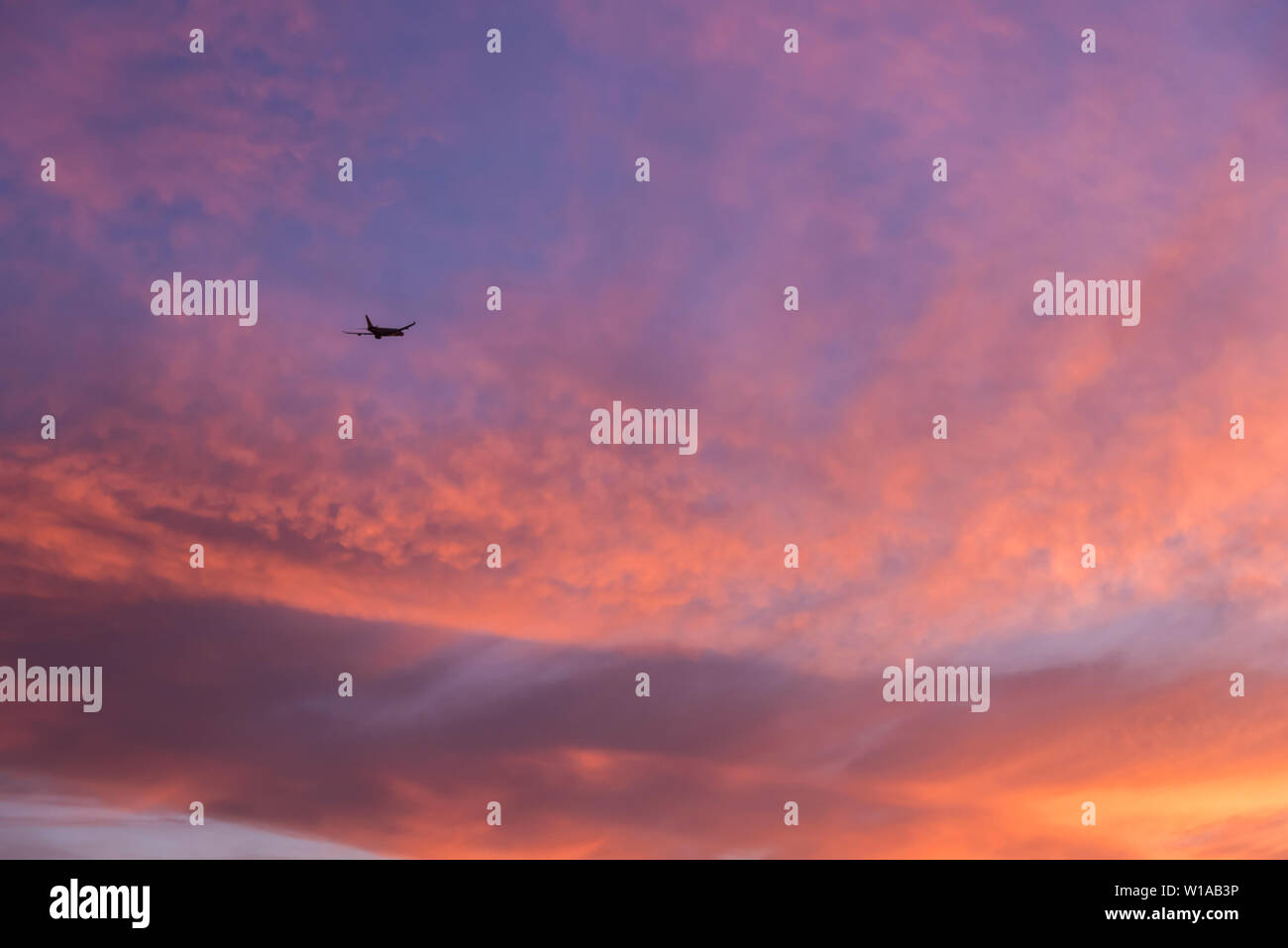 Passagiermaschine über eine bunte Himmel fliegen Stockfoto
