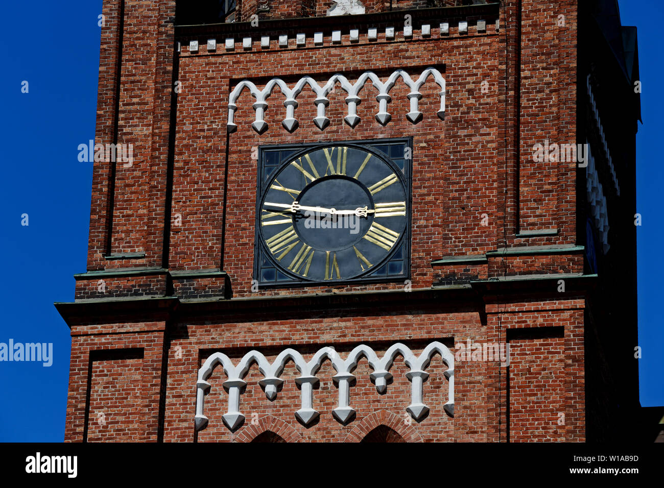 Bronze Zeiger und Ziffern der Uhr auf dem Kirchturm Stockfoto