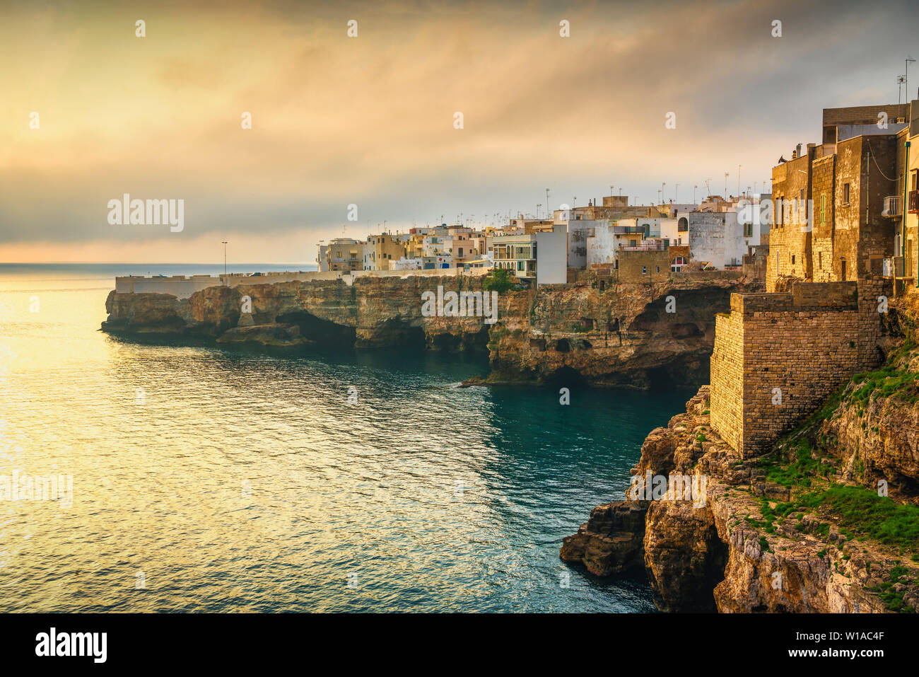 Polignano a Mare Village auf den Felsen bei Sonnenaufgang, Bari, Apulien, Süditalien. Europa. Stockfoto