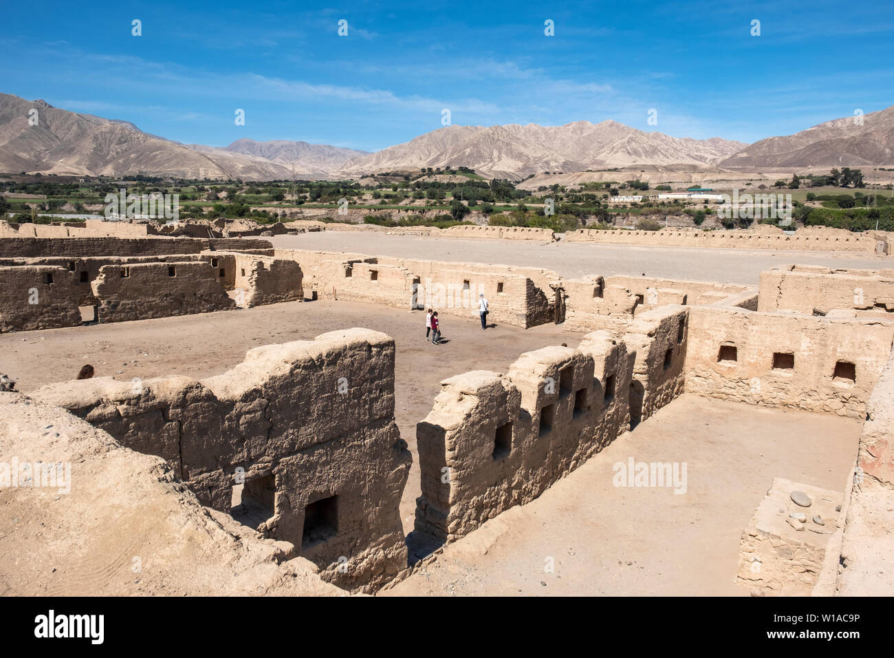 Tambo Colorado, farbenfrohe Inka-lehmziegel-Komplex, antike Ruinen, die Chincha- und Inka-Architekturtechniken kombinieren. Süd-Peru. Stockfoto
