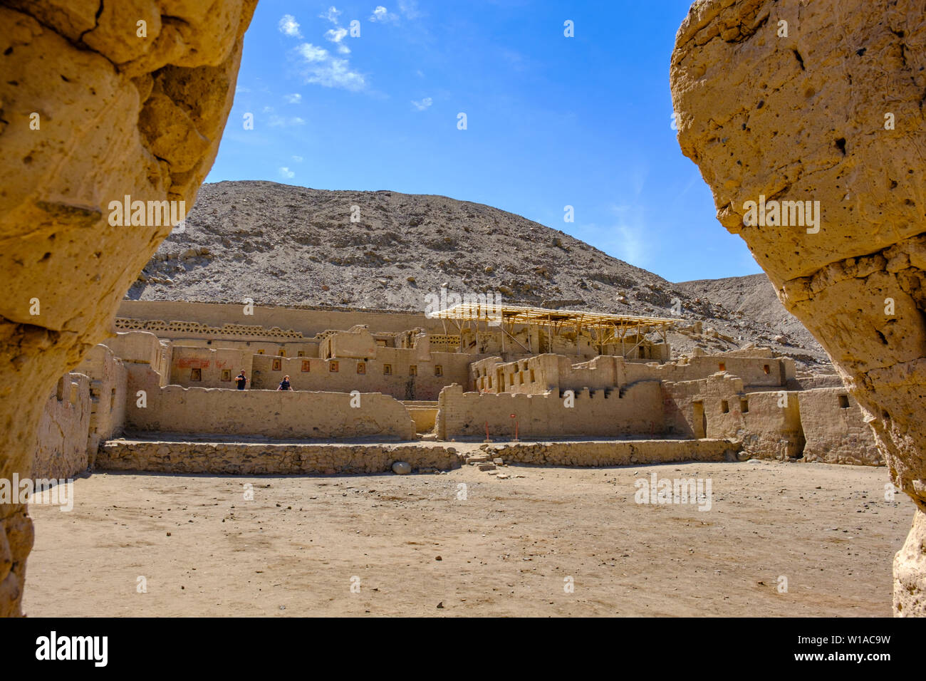 Tambo Colorado, farbenfrohe Inka-lehmziegel-Komplex, antike Ruinen, die Chincha- und Inka-Architekturtechniken kombinieren. Süd-Peru. Stockfoto