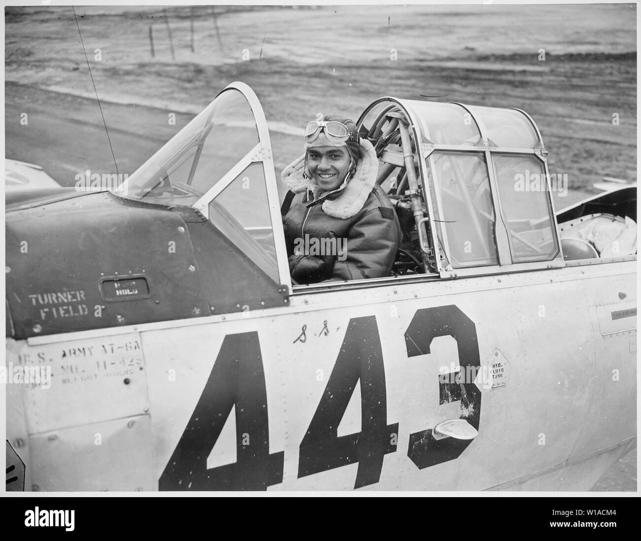 1. Lt. Lee Rayford... wer hat in die Vereinigten Staaten aus Italien, wo er mit der 99Th Fighter Squadron serviert zurück. Die Natur seiner Zuordnung hier wurde nicht bekannt gegeben. Andere Piloten früher zur 99Th jetzt zurück in Amerika zugeordnet gehören 1 Lts. Walter I. Lawson, Charles W. Dryden, Graham Smith und Louis R. Purnell., Ca. 1941-ca. 1945 Stockfoto