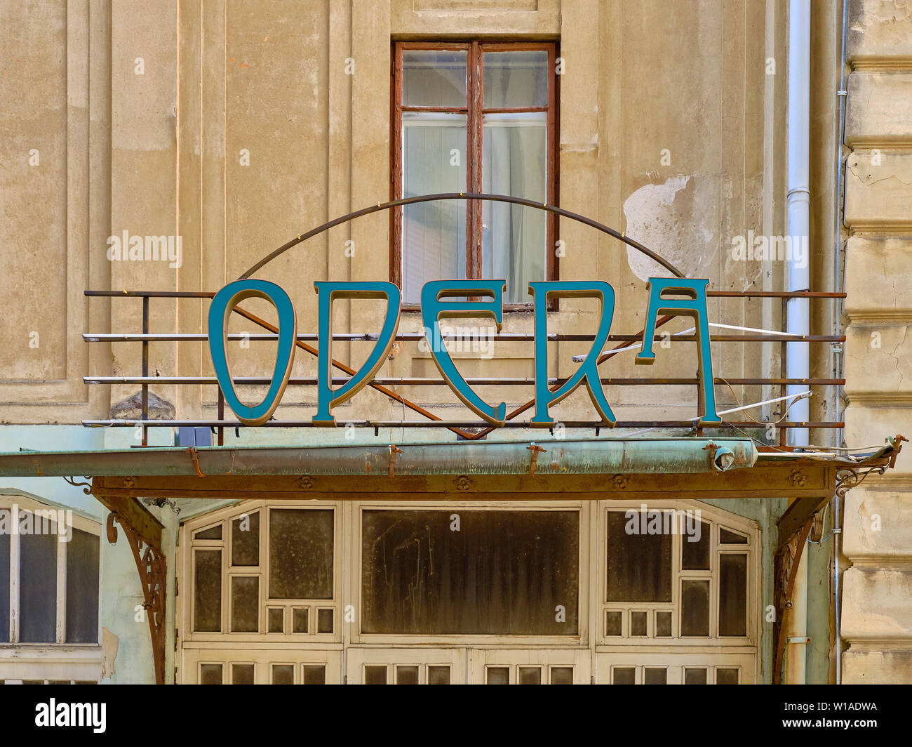 Jugendstil antike 'Opera' Zeichen auf verlassenen Gebäude. Fokus auf die fallenden neben Zeichen auf Ruinen der Tür Stockfoto