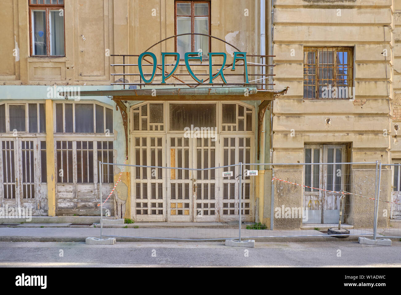 Fassade des antiken "Opernhauses" im Jugendstil auf dem verlassenen Gebäude. Das Gebäude ist eingezäunt und wird nicht repariert Stockfoto