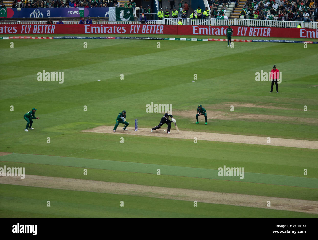 28. Juni 2019 - Neuseeland Batsman schieben und fehlt die Kugel während ihrer 2019 ICC Cricket World Cup Spiel gegen Pakistan in Edgbaston Stockfoto