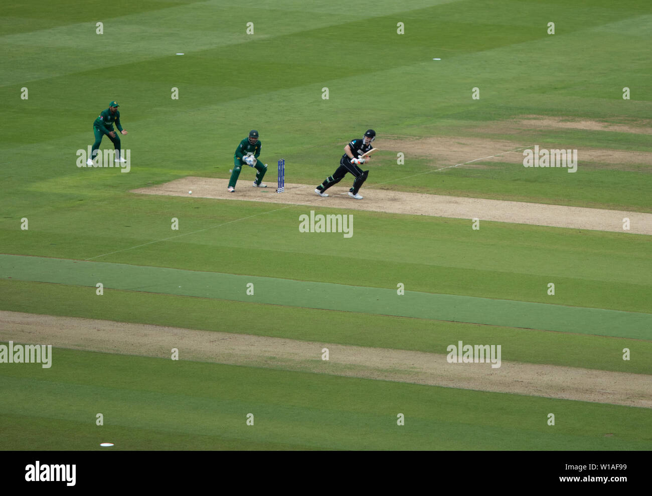 28. Juni 2019 - Neuseeland Batsman drücken den ball Bein während Ihrer 2019 ICC Cricket World Cup Spiel gegen Pakistan in Edgbaston, quadratisch Stockfoto