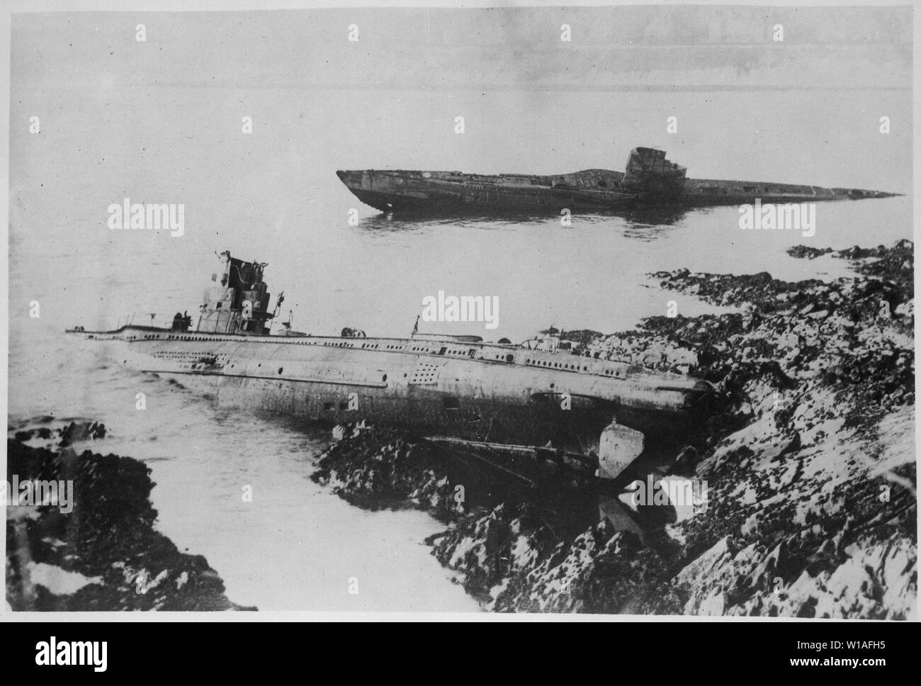 Ein bemerkenswertes Ereignis der Nachkriegszeit die Waschmaschine war bis auf den Felsen bei Falmouth, England, von zwei deutschen U-Boote. Sie waren, aber ein paar Meter auseinander; während des Krieges versenkt worden war. Internationale Nachrichten Fotos., 1921; Allgemeine Hinweise: Zwei deutsche U-Boote in der Nähe von Falmouth 1921 geerdet. Die näher an der Kamera ist UB86, UB III U-Boot, das am 10. November 1917 in Auftrag gegeben worden war, und machte fünf Patrouillen während des Ersten Weltkriegs (der Baunummer ist noch sichtbar). Es wurde in Großbritannien am 24. November 1918 übergeben. Es wurde im Ort in der Nähe von Falmouth aufgeschlüsselt nach 1921 nach Masse Stockfoto