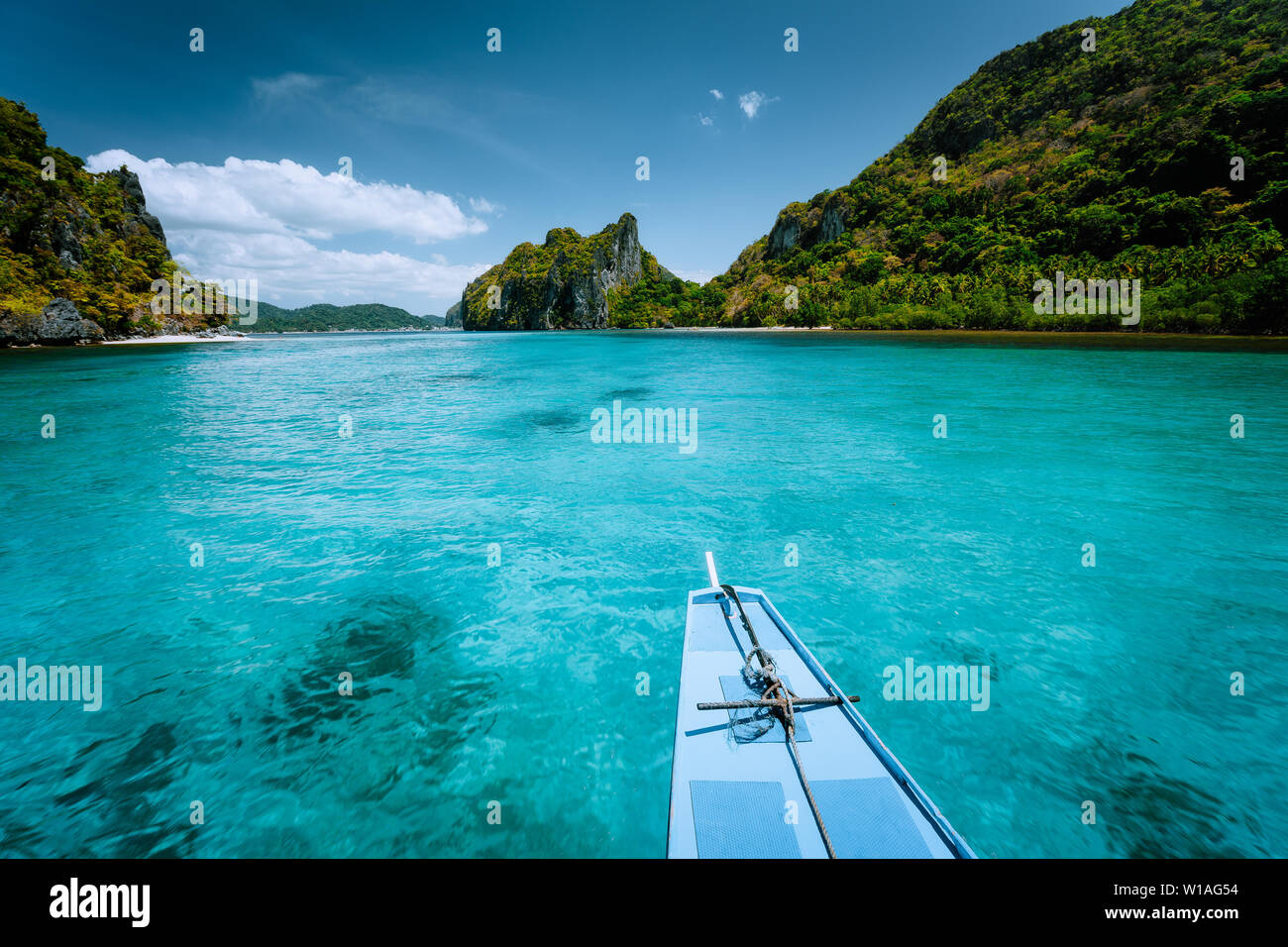 Bootsfahrt nach tropischen Inseln El Nido, Palawan, Philippinen. Steile grüne Berge und blaues Wasser der Lagune. Entdecken Sie die einzigartige Natur, Reise Stockfoto