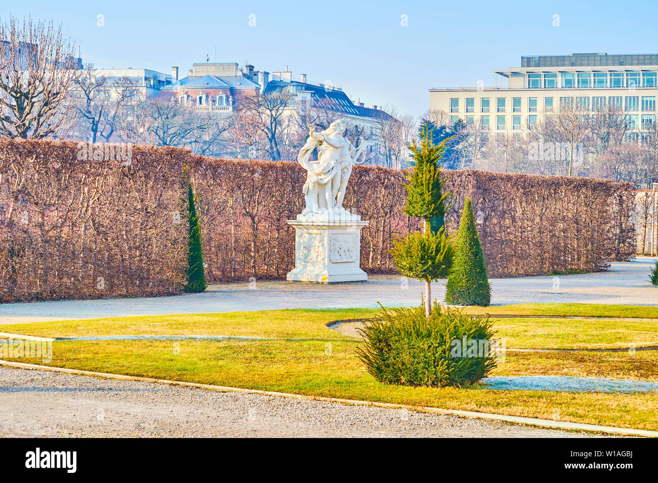 Wien, Österreich - 18. FEBRUAR 2019: Die große Menge der geschnitzten Skulpturen aus der griechischen Mythologie Zeichen sind perfekt schöne Französische sty ergänzen Stockfoto