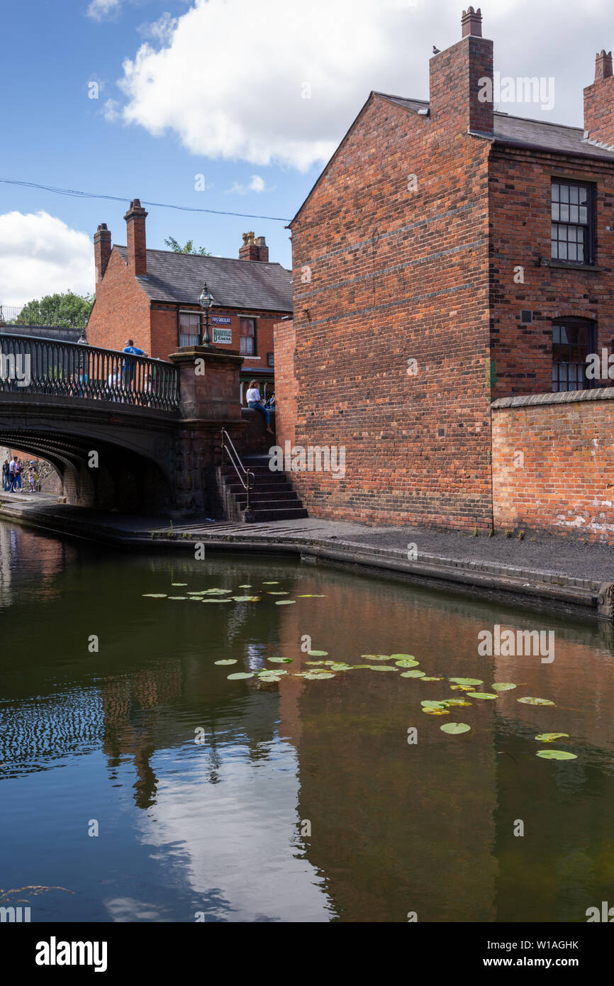 Canal Szene mit Brücke und Häuser, Black Country Living Museum, Dudley GROSSBRITANNIEN Stockfoto