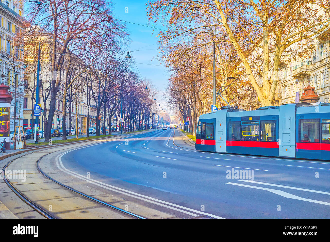 Wien, Österreich - 18. FEBRUAR 2019: Die Straßenbahn-Fahrten entlang der Ringstraße, einem der bekanntesten Boulevards der Stadt mit den berühmten Gebäuden entlang i Stockfoto