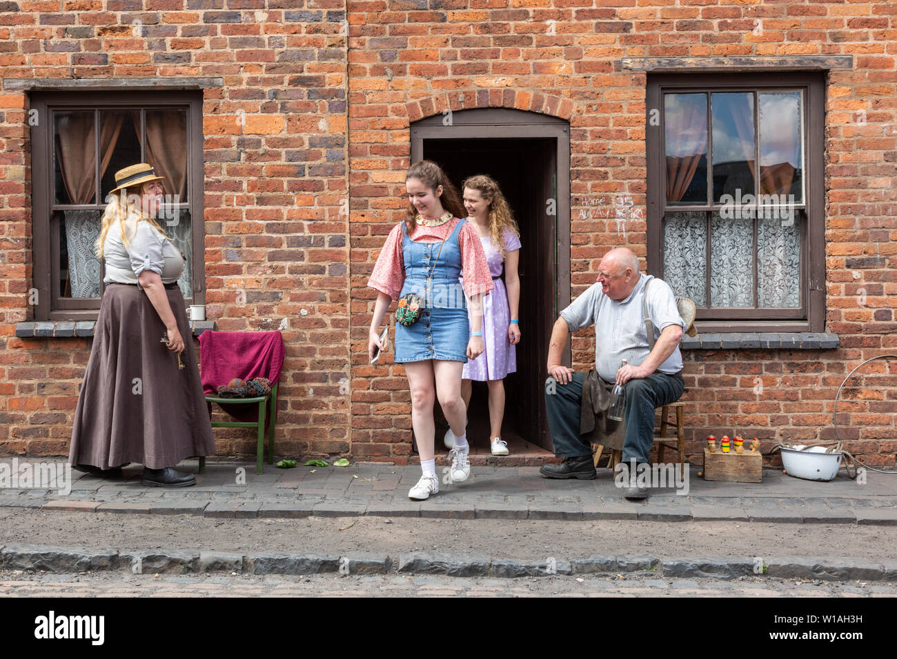 Arbeiterklasse Gehäuse street scene, Black Country Living Museum, Dudley Großbritannien mit Touristen. Stockfoto