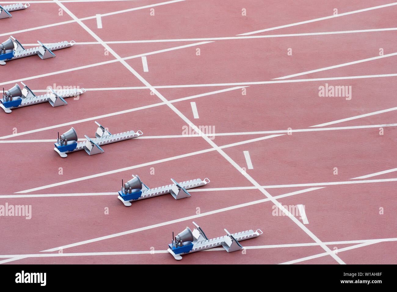 Athletische start Block auf dunklen roten Tartanbahn Stockfoto