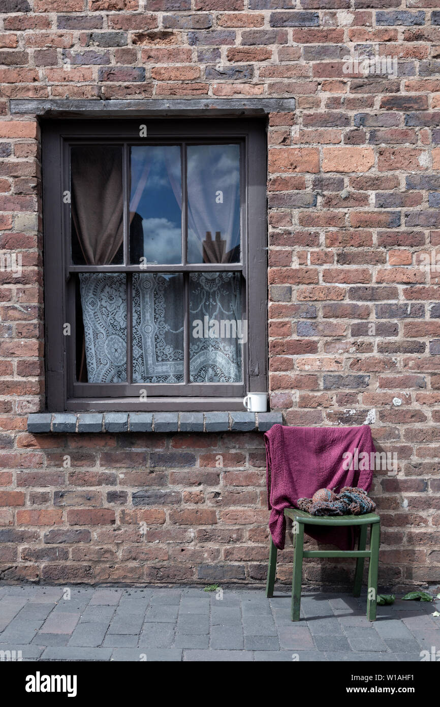 Stuhl außerhalb einer Viktorianischen terrced House, Black Country Living Museum, Dudley GROSSBRITANNIEN Stockfoto