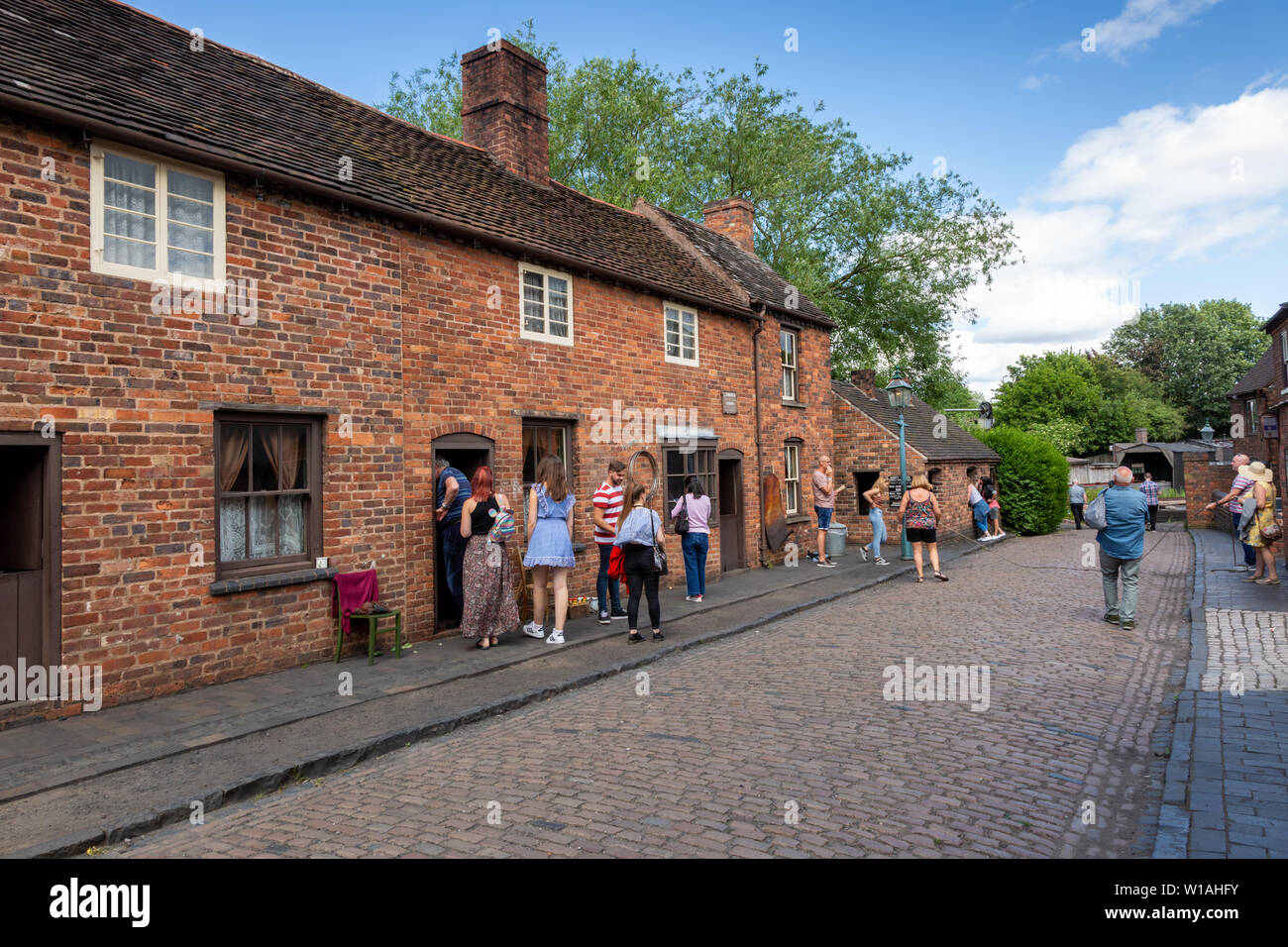 Straße im Black Country Living Museum, Dudley, mit Touristen, Großbritannien Stockfoto