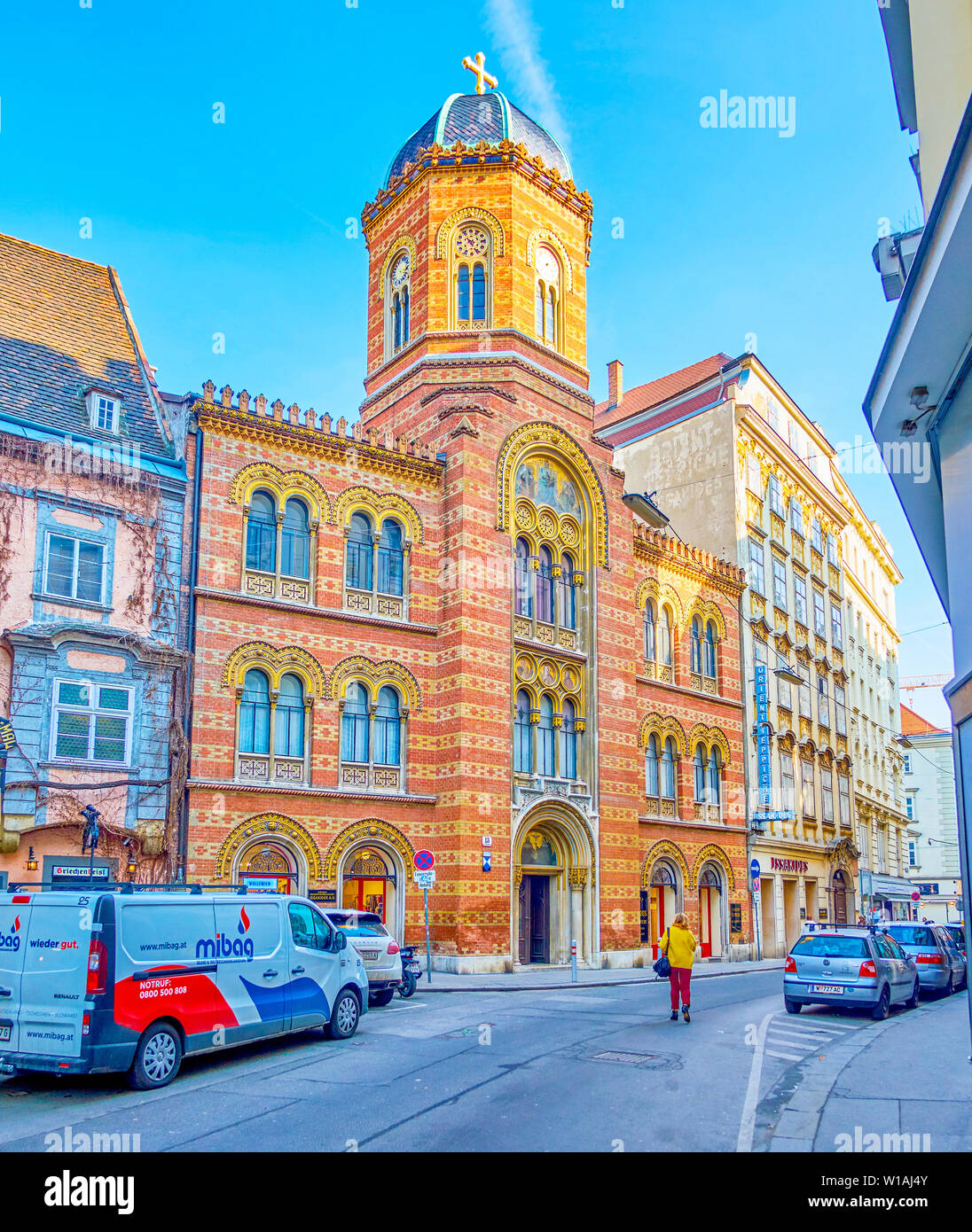 Wien, Österreich - 18. FEBRUAR 2019: Heilige Dreifaltigkeit der Griechisch-orthodoxen Kirche mit schönen geschnitzten Fassade in der Altstadt, am 18. Februar in Wien. Stockfoto Wien, Österreich - 18. FEBRUAR 2019: Heilige Dreifaltigkeit der Griechisch-orthodoxen Kirche mit schönen geschnitzten Fassade in der Altstadt, am 18. Februar in Wien. Stockfoto