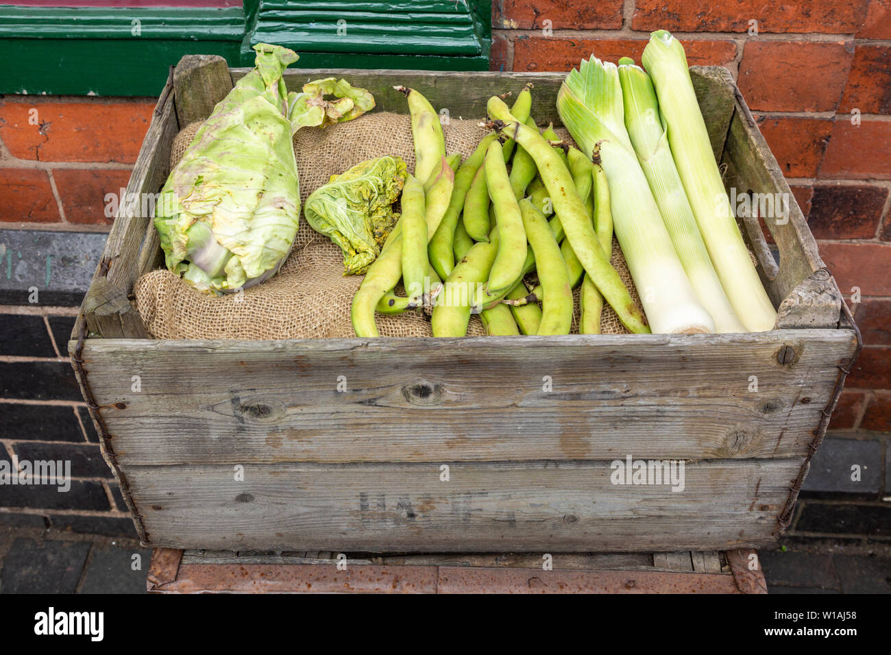 Holzkiste mit frischem Gemüse - ohne Verpackung oder Kunststoff Stockfoto