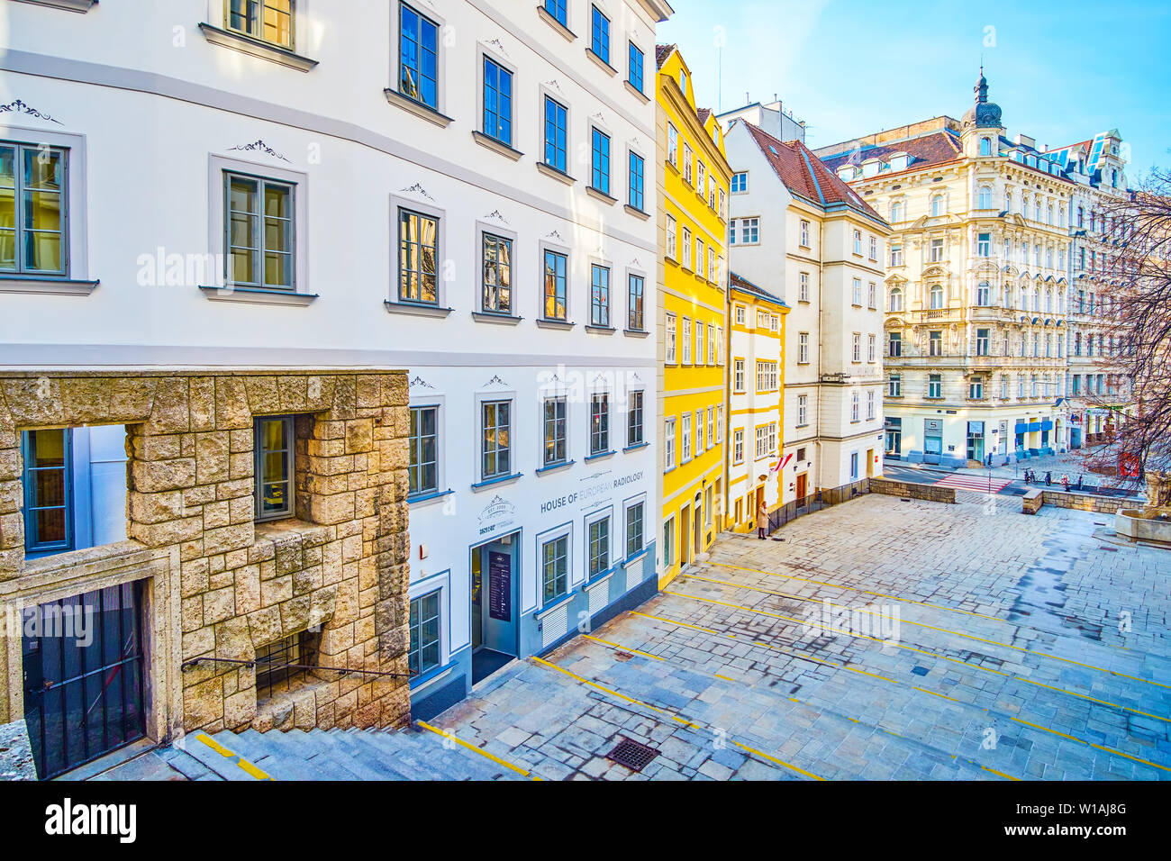 Wien, Österreich - 18. FEBRUAR 2019: Die mittelalterliche Am Gestade Bereich in der alten Stadt mit großen Treppen und historischen Villen auf it-Seite, führen zu neueren Stockfoto