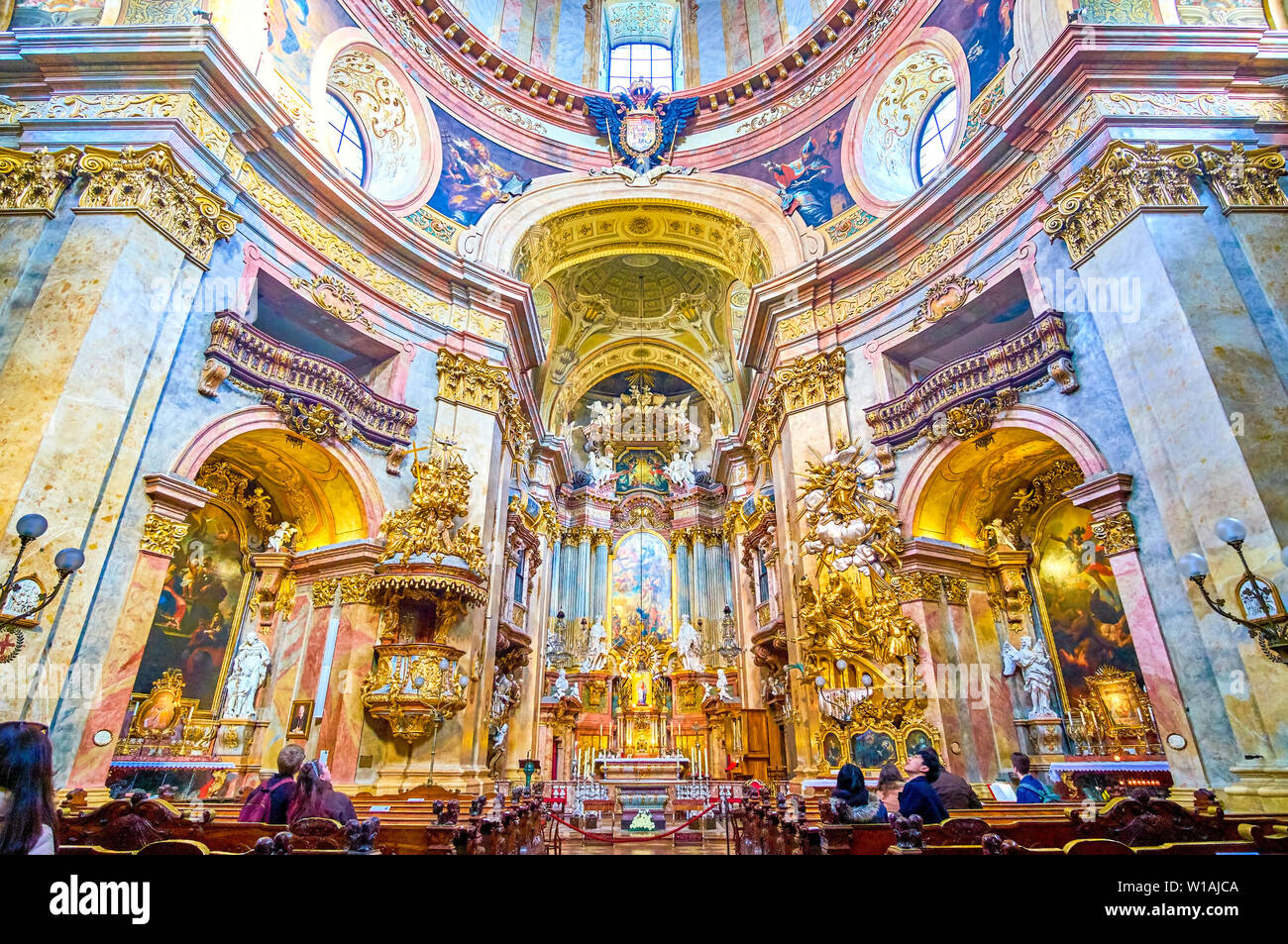Wien, Österreich - 18. FEBRUAR 2019: Die schönen Altar von St. Peter's Church (Peterskirche) mit herrlichen geschnitzten Skulpturen und große Symbole, auf F Stockfoto