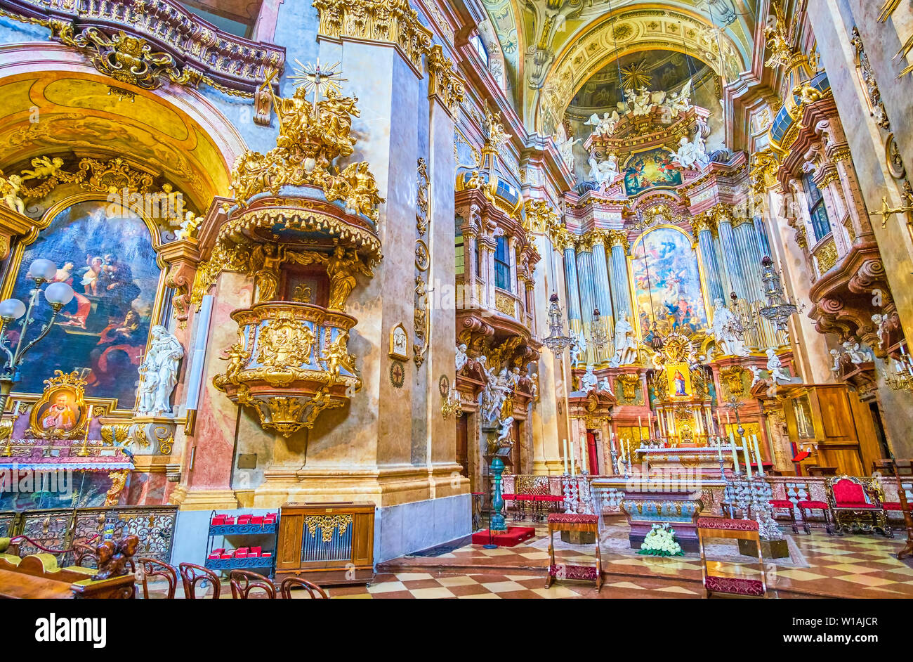 Wien, Österreich - 18. FEBRUAR 2019: der Altar der St. Peter Kirche ist eines der besten Beispiele für den barocken Stil im Interieur, am 18. Februar in Vi Stockfoto