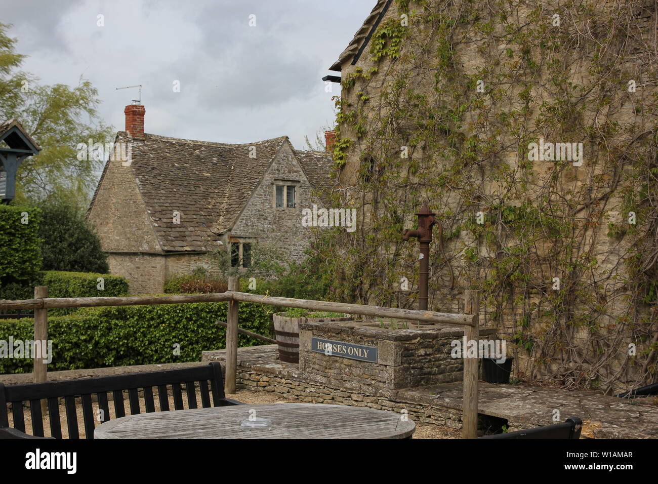 Die Glocke an Sapperton ist ein wunderschöner Cotswold Inn außerhalb von Cirencester in Gloucestershire, Großbritannien Stockfoto