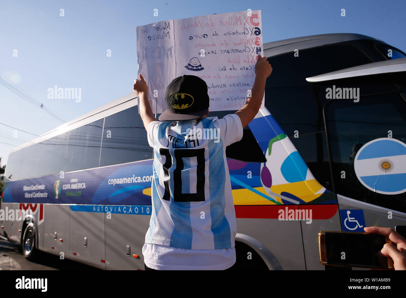 Belo Horizonte, Brasilien. 01. Juli, 2019. Anhänger mit Hemd von Lionel Messi und Poster, begrüßt Bus der argentinischen Auswahl für die Ausbildung der Toca da raposa in Belo Horizonte, MG. Die argentinische Mannschaft Gesichter morgen das brasilianische Team für das Halbfinale der Copa América 2019. Credit: Marcelo Machado de Melo/FotoArena/Alamy leben Nachrichten Stockfoto