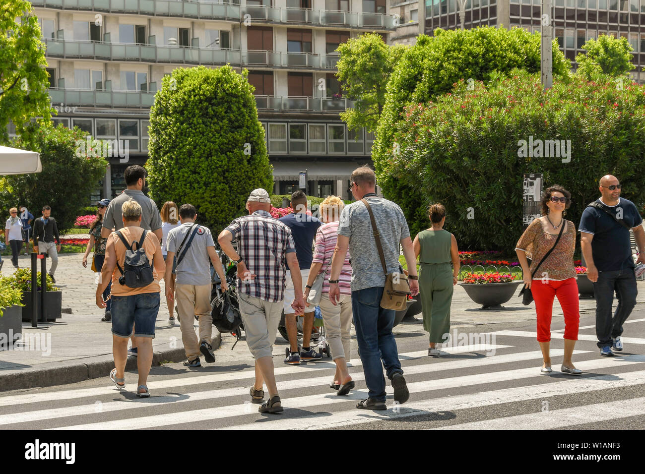 COMO, ITALIEN - JUNI 2019: Menschen überqueren die Straße auf einem Zebrastreifen in Como am Comer See. Stockfoto