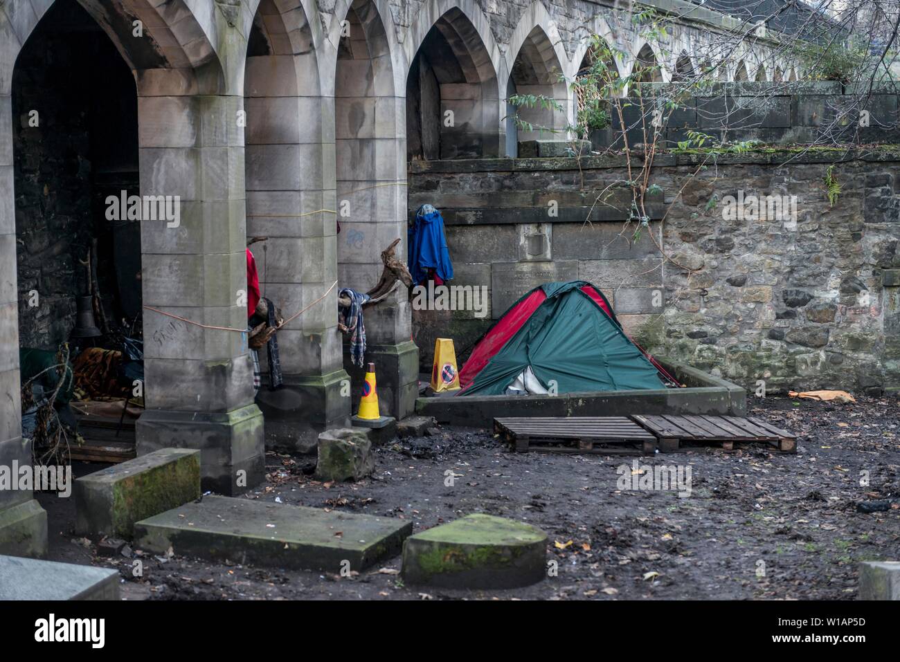 Obdachlosigkeit, Zelt an einer Brücke, Edinburgh, Schottland, Vereinigtes Königreich Stockfoto