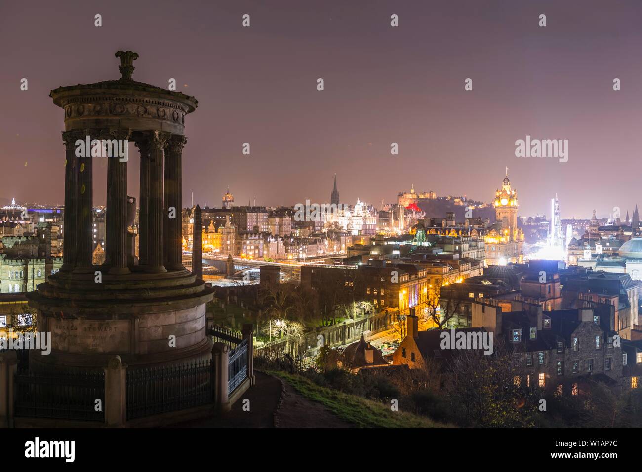 Blick vom Calton Hill mit der Dugald Stewart Denkmal über die historische Altstadt mit Burg von Edinburgh, Edinburgh, Schottland, Vereinigtes Königreich Stockfoto